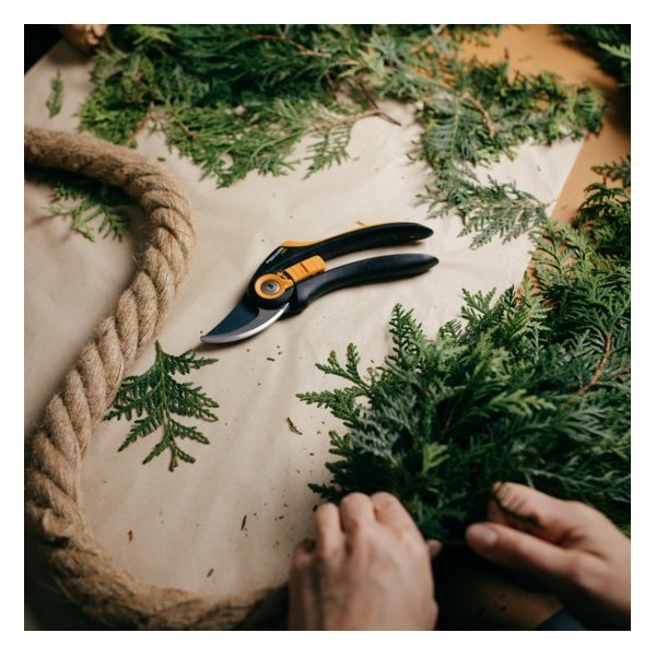 Fiskars sekatorius prasilenkiančiais ašmenimis Plus Smartfit P541