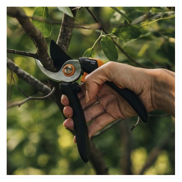 Fiskars sekatorius prasilenkiančiais ašmenimis Solid M P321